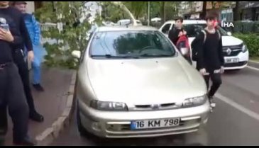 Bursa'da şiddetli rüzgara dayanamayan ağaç otomobilin üzerine düştü