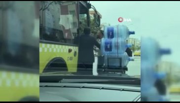 Halk otobüsü şoförü ile motosikletlinin yol verme kavgası kamerada