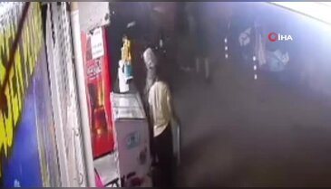 Adamların kavgasına kadın da tekme ile karıştı