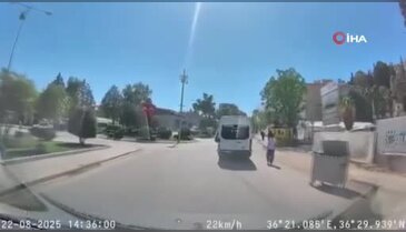 Motosikletin, dönüş yapan otomobille çarpıştığı kaza kamerada