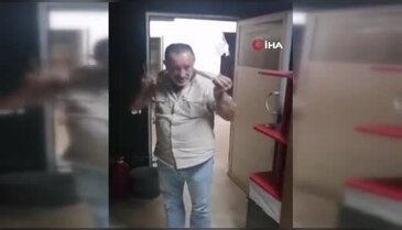 İş yerine giren 2 metrelik yılana "kanka" diye hitap edip boynuna doladı
