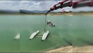 Burdur'da kırıma uğrayan eğitim uçağı vinçle çıkarıldı