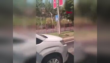 Tek ayağı dışarda araç kullandı! O anlar kamerada