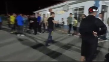 Hakem kırmızı kart gösterdi, futbolcu yumrukladı