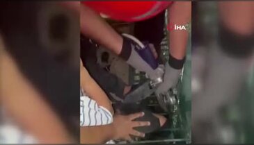 Bacağı mazgala sıkışan çocuğu itfaiye kurtardı