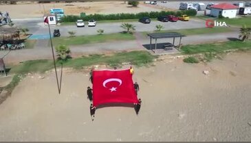 Deniz altında işaret diliyle İstiklal Marşını okudular