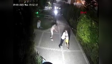 Oğluyla kavga eden çocuğu dövdü! O anlar kamerada...