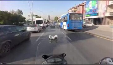 Trafiği tehlikeye soktu! Yolun ortasında uyudu, o anlar kamerada