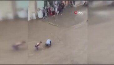 Bursa'da sağanak hayatı felç etti! Cadde ve sokaklar...