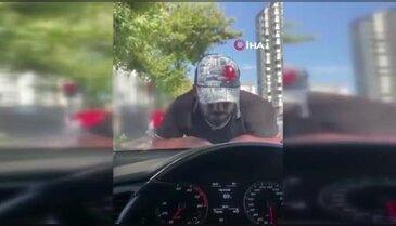 Trafikte korku dolu anlar! Cam silme bahanesiyle sürücülere kabusu yaşattı