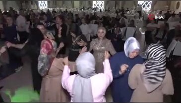 Düğünde gelin ve damada ilginç takı: Salonun içine soktular