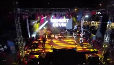Mehmet Çevik, Bursa'da sahne aldı! Hayranları mest oldu...