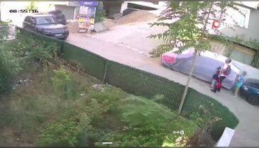 Çocuklarını okula götüren babaya sokak ortasında tokat attı