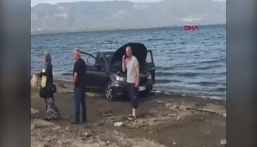 Bursa'da facianın eşiğinden dönüldü! Otomobil İznik gölüne uçtu...