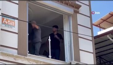 Cenazesi evden asansörle indirilebildi! Sevenleri gözyaşlarıyla uğurladı...