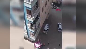 Komşudan kahramanca hareket! Balkondan düşmek üzere olan çocuğu kurtardı...