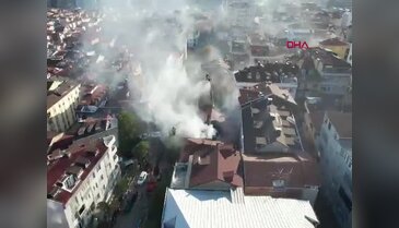 Çatı katında başlayan yangın diğer binaya sıçradı! Ekiplerden hızlı müdahale...