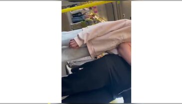 Bursa metrosunda tartışma yaratan görüntü! Yolcular ikiye bölündü