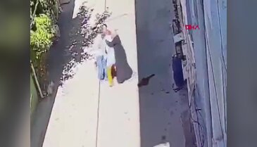Bursa'da sokak ortasında kan donduran anlar! Kucağında çocuğuyla yürüyen anneyi...