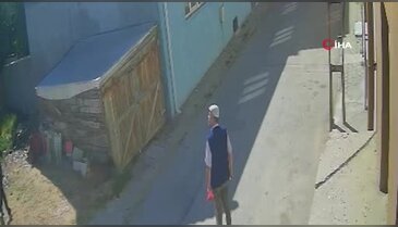 Yaşlı adamı tekme tokat dövdü! O anlar kamerada