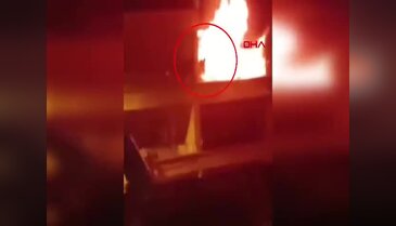 Alevleri hiçe sayıp çocuğunu kurtardı! Kahraman babanın o anları kamerada...