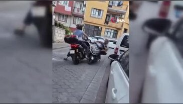Sokak ortasında dehşet anları! Bıçağı sırtına sapladı...