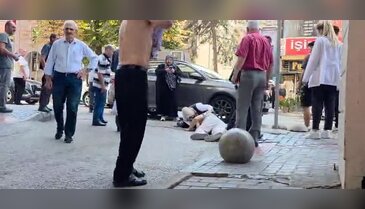 Bursa'da karşıdan karşıya geçmek isteyen yayaya araba çarptı! İlk müdahale olay yerinde geldi...