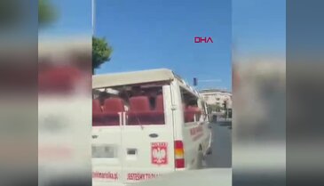 Trafikte gergin anlar! Aracı yumrukladı...
