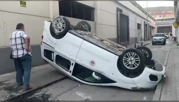 Bursa'da bir kaza daha! Belediye aracı takla attı...