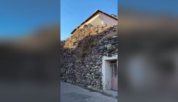 Bursa'da asırlık surların üzerinde yaşıyorlar!