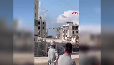 Kule vinç binanın üzerine devrildi! O anlar kamerada...