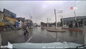 Yağışlı havada drift kötü bitti! Bursa trafiğinde yere kapaklandı