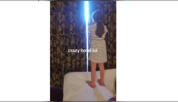Otel odasının perdesini aralayınca gördükleri karşısında şok oldular