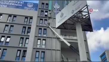 Metrelerce yükseklikteki vinç devrildi! Faciadan dönüldü...