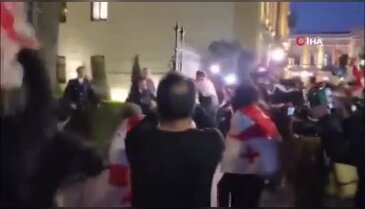 Bir ülkede sokaklar savaş alanına döndü