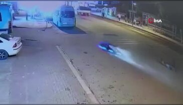 Devrilerek sürüklenen motosiklet, park halindeki minibüsün altına girdi: O anlar kamerada