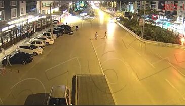 Koşarak karşıya geçerken otomobilin çarptığı şahıs havaya savrularak ağır yaralandı