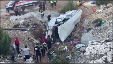 İşçileri taşıyan minibüs şarampole yuvarlandı! Çok sayıda ölü ve yaralı...