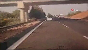 Otomobilin bariyerlere çarpma anı saniye saniye kaydedildi