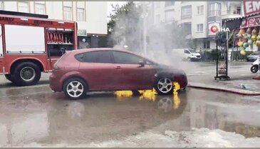 Seyir halindeki otomobil alevlere teslim oldu