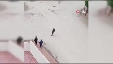 Mahkeme çıkışı birbirlerine girdiler! Aracını husumetlilerinin üzerine sürdü...