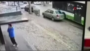 Bursa'da kazalar üst üste! Otobüs ve kamyonetin altında kaldılar