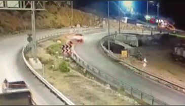 Tünel çıkışında can pazarı: Kamyonet kazasında...