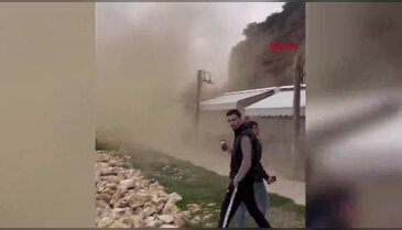 Çay içerken neye uğradıklarını şaşırdılar! Adeta savaş alanına döndü