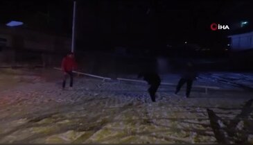 Bursa'da kar yağışı haberini alan Uludağ'a çıktı
