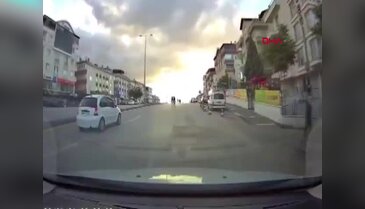 Yolun karşısına geçerken otomobilin çarptığı 2 kişi yaralandı; o anlar kamerada