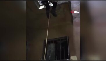 Yavru kediyi kurtarma operasyonu: Apartman boşluğunda...