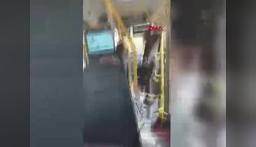 Minibüs şoförü ve yolcu arasında durak kavgası! O anlar kamerada...