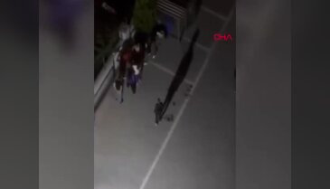 Komşuların tekmeli-yumruklu kavgası kamerada!