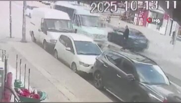 Motosiklet yayaya çarptı! O anlar kameraya yansıdı...